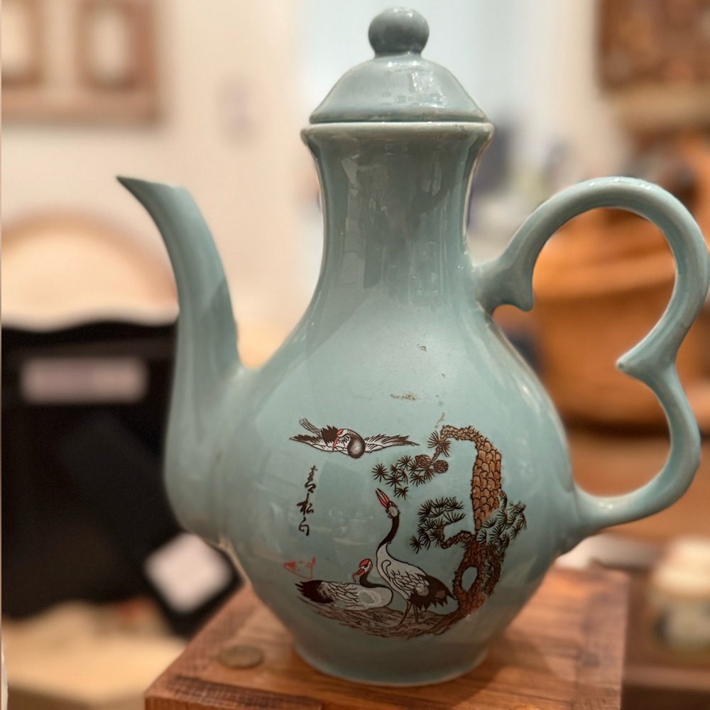 Elegant Vintage Teapot with Crane Design